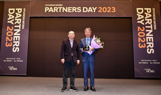 박효상(오른쪽) KBI그룹 회장이 지난 3일 제주 해비치호텔에서 열린 '2023년 현대모비스 파트너스 데이'에서 대상 수상 후 조성환 현대모비스 사장과 기념촬영을 하고 있다. KBI그룹 제공